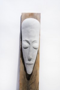 Masque africain réalisé en plâtre et en cuivre.